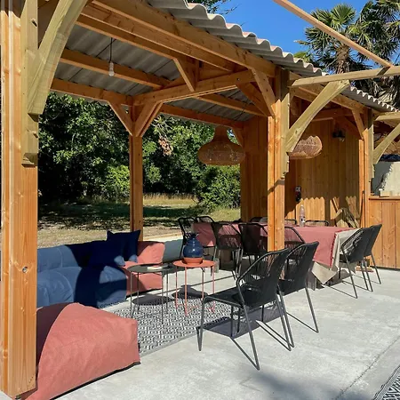 American-style With Pool In Montalivet