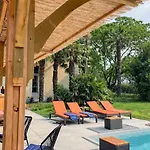American-style With Pool In Montalivet بيت للعطل